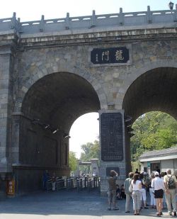 Entrance to Longmen Grottoes (Longmen Shiku) under Manshui Bridge over Yi River ( Yi He)