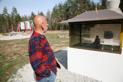 Vello Väärtnõu budistliku tuletempli juures, stuupa ees, taamalt paistab palveveski ehitus.