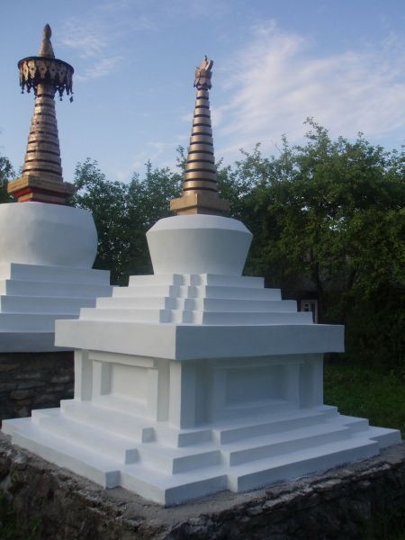 File:Stupas 45.jpg