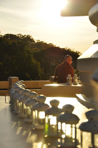 File:Stupa light.jpg