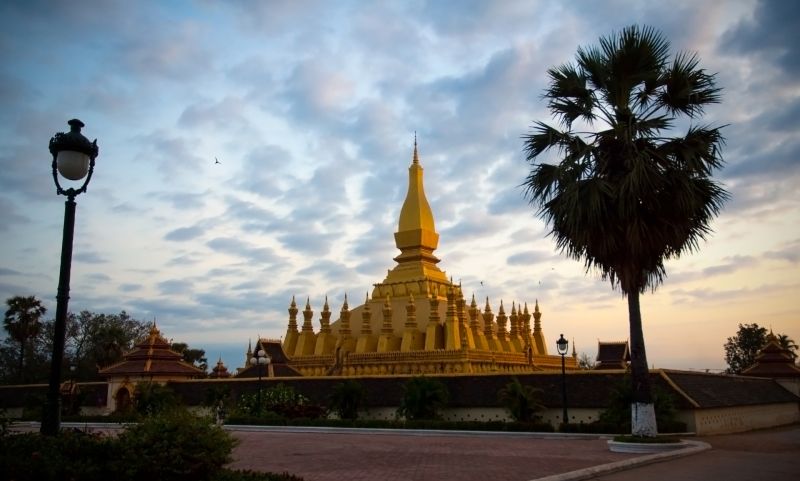 File:Thatluang.jpg