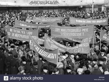 At the same time: Meeting in Tallinn 1988 supporting the Soviet Union and the communist party