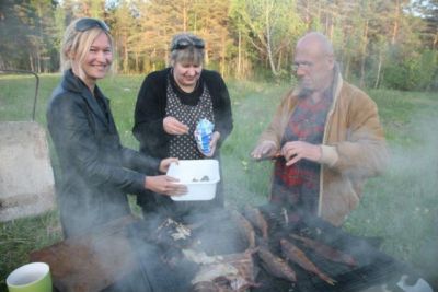 Irja (vasakul), Marju Broder (keskel) ja Vello Väärtnõu (paremal) Veltsal kala suitsutamas