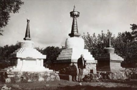 The stupa master and the first stupas of Northern Europe